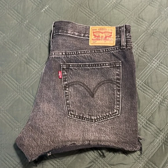 Levi’s501 Button-Fly “Studded” Black Denim ShortsSize: W 31